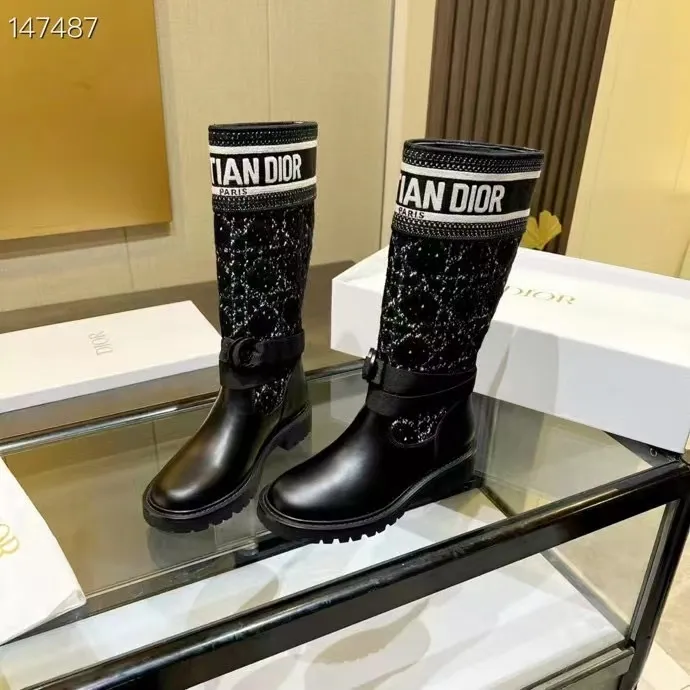 👟👟Ex-factory price 560👟👟 Dior color-blocking new boots for autumn and winter, the latest electric embroidery color-blocking letter logo for autumn and winter, round-toe high-top knight boots for women, Material: first-layer cowhide stitched with electric embroidery fabric, sheepskin lining for feet, original molded TPU outsole Size: 35-40 yards